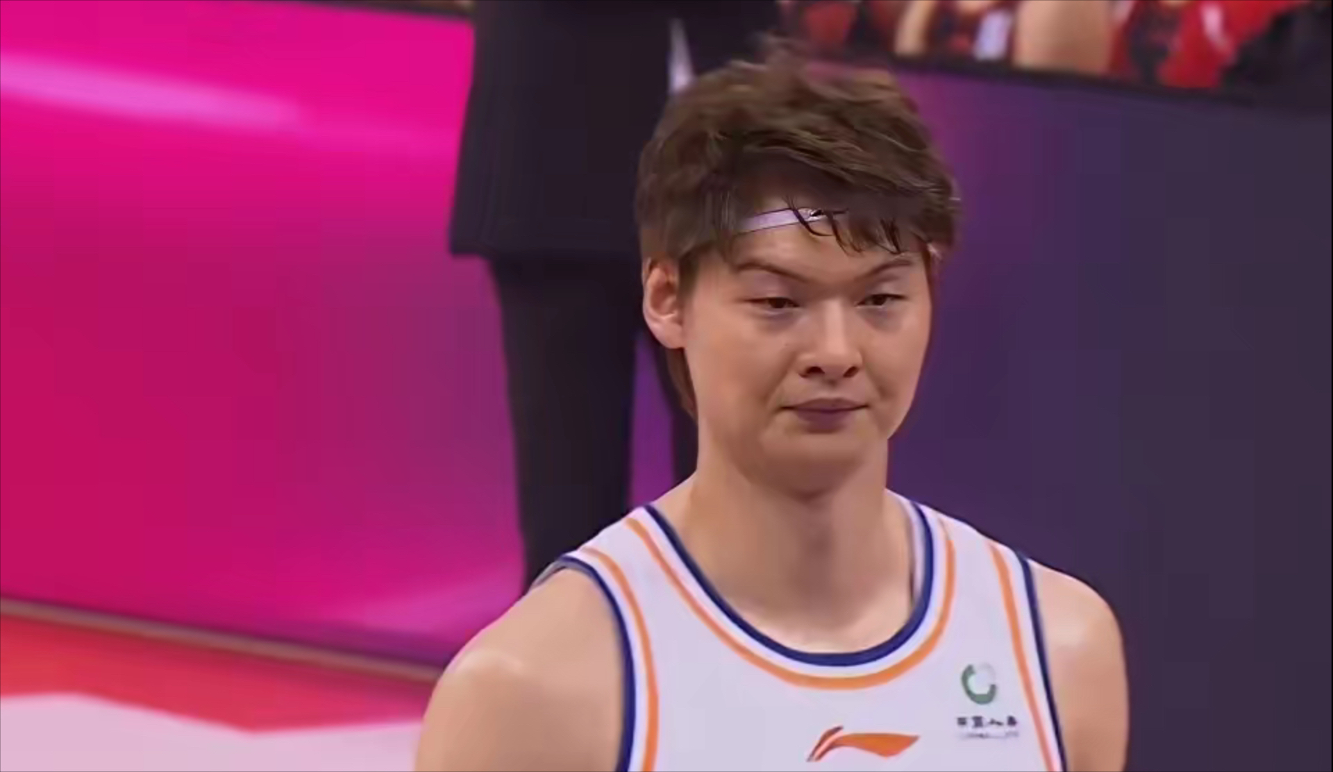 岭南暴熊队对阵关东雪豹队，冲浪超级杯险胜，内线统治篮板——回归即成焦点(辽宁本钢vs广东华南虎5月6日录象最新)